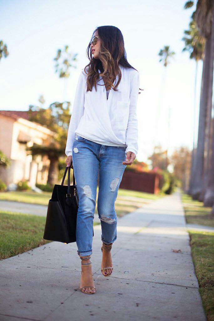 Девочка с джинсами и футболкой