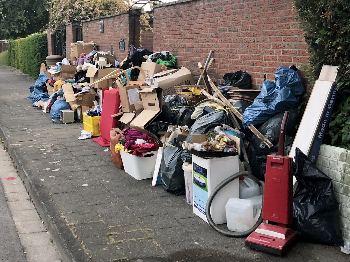 В указанный день крупный мусор в Германии выставляют просто на улицу, его забирает мусорная машина