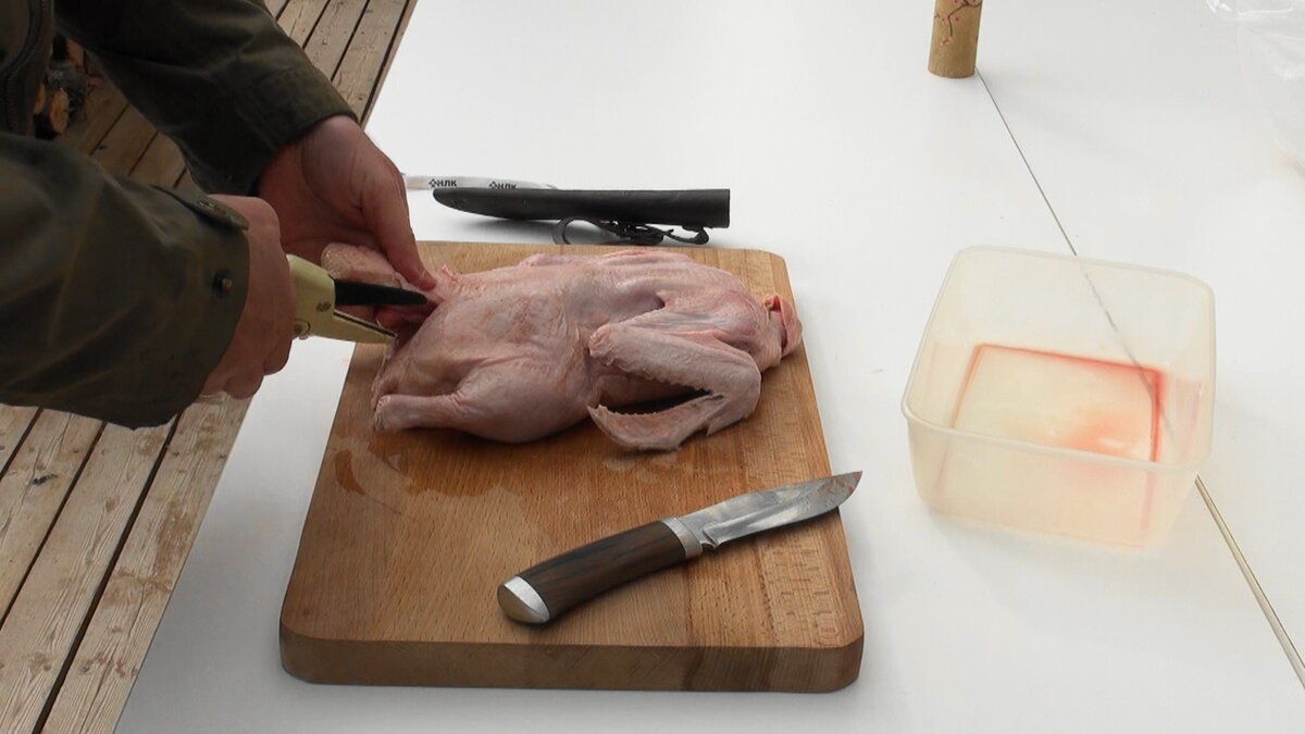 Фото автора: вырезаем хребет у утки.