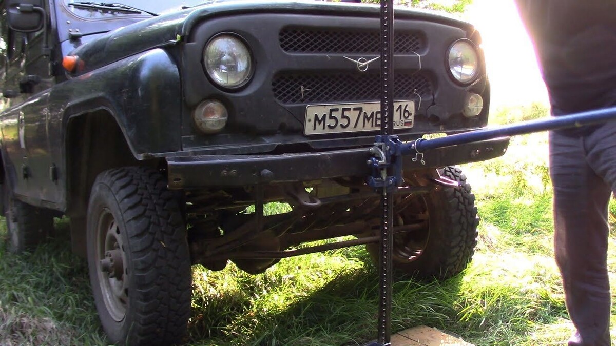 Реечный домкрат Stels 50529 в действии. Фото: скриншот видео с канала Gera Steak / Youtube