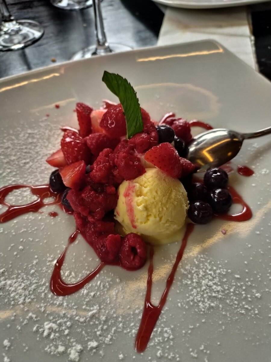 мороженое с лесными ягодами