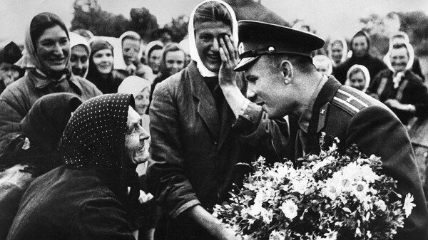 Бабка спрашивает Гагарина видел ли он Бога... А народ вокруг ухахатывается.