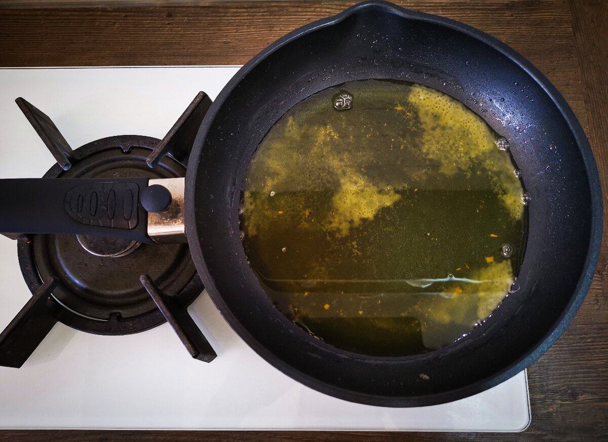 Вода от варки яиц. Прорвало трубопровод в квартире. Прорвало трубу в квартире. Вылить после. Вылить после.