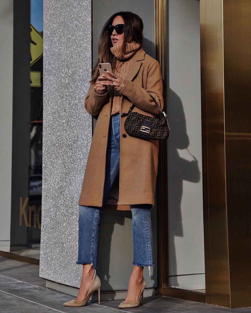 Стильное классическое пальто с джинсами