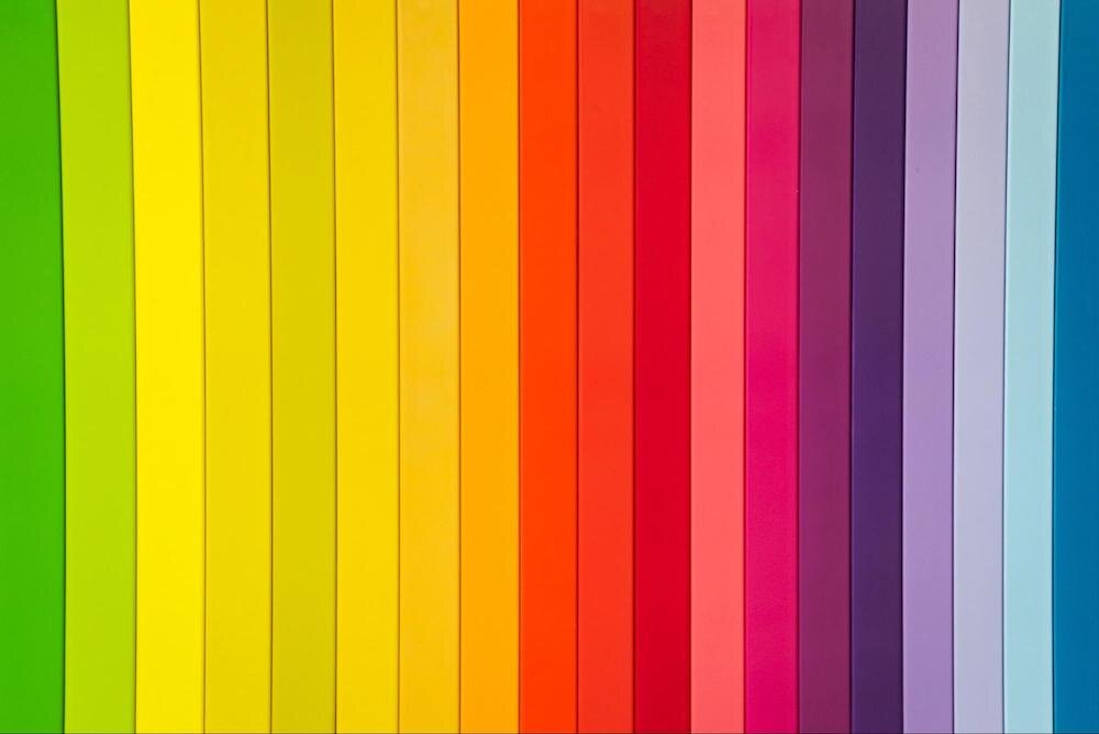 В наборы обычно кладут бумагу разных цветов. Для начинающих это лучший выбор