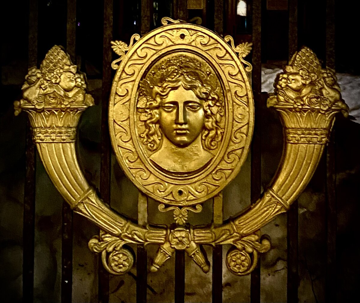 улица Пречистенка, 16. Усадьба Коншиных - Центральный дом ученых РАН. Украшение ворот