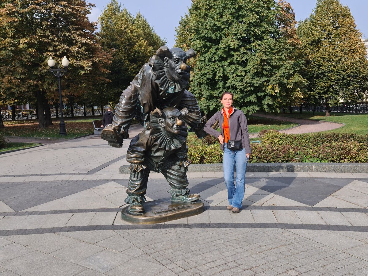 Церетелевские клоуны на Цветном бульваре Москвы