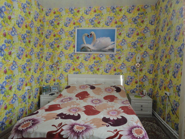 наша спальня. Белая мебель и обои в цветочек