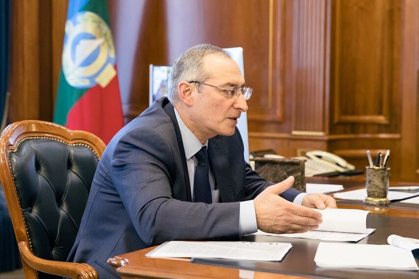 Башир Алимджашарович Хапаев, руководитель Росздравнадзора по КЧР, профессор, доктор медицинских наук, врач-кардиолог, клинический фармаколог, академик Российской академии естествознания: