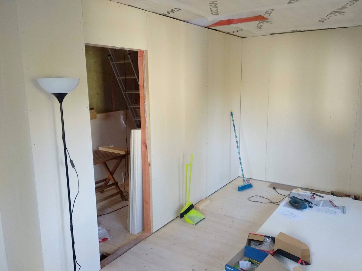 Фото автора: кухня-гостиная обшита листами ГСП, август 2018