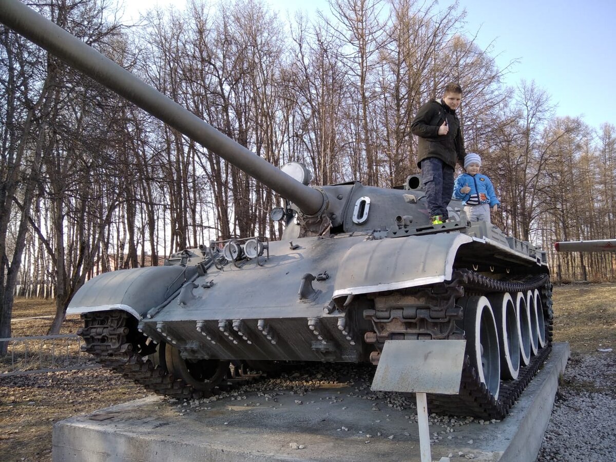 Мой старший и средний сын на Советском танке. Мемориальный парк возле Вечного огня, г. Луховицы. Пусть наши дети видят танки лишь на постаментах! 🙏🏽 Фото автора