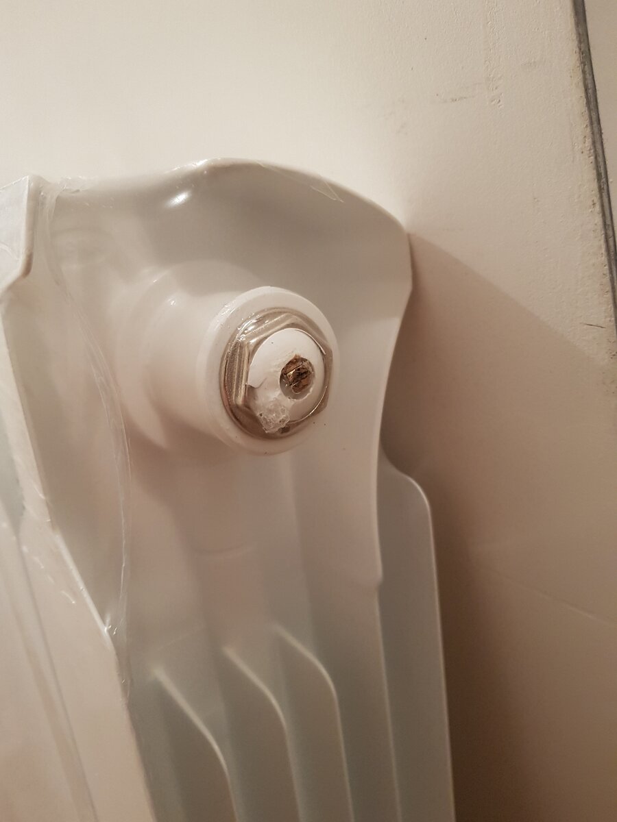 И поврежден пластик крана маевского