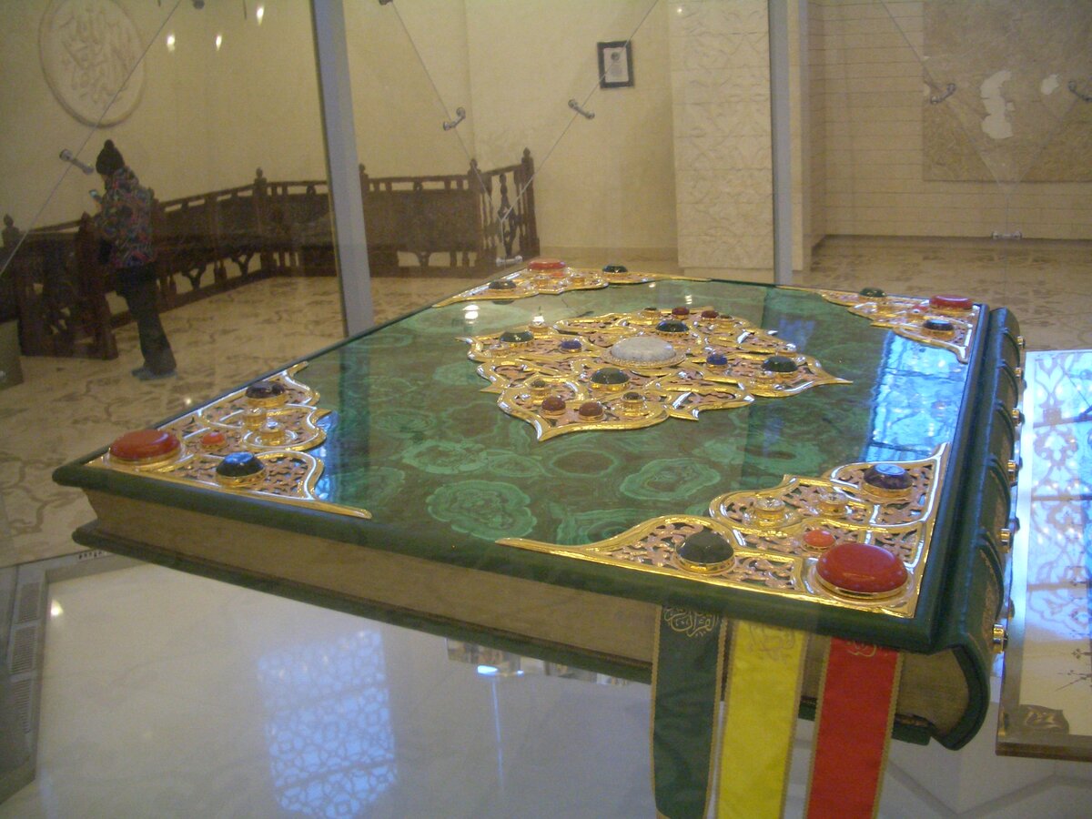 Каждый человек судит себя сам и по себе судит других. Не суди других, и не судим будешь. Как Всё связано в Вашем Мире, который Вы создаёте себе сами, читайте 