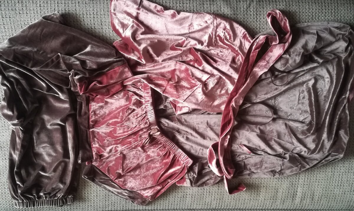 Вот тут комплек 4ка, шорты+халат +штаны+майка.