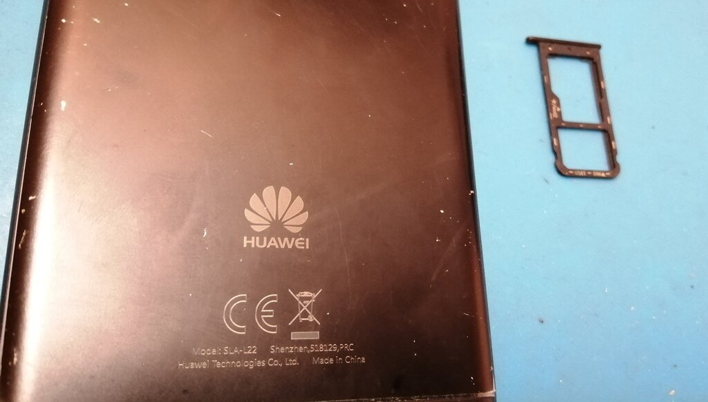 HUAWEI модель SLA-L22 - перед снятием крышки нужно извлечь СИМ-лоток (фото автора) 