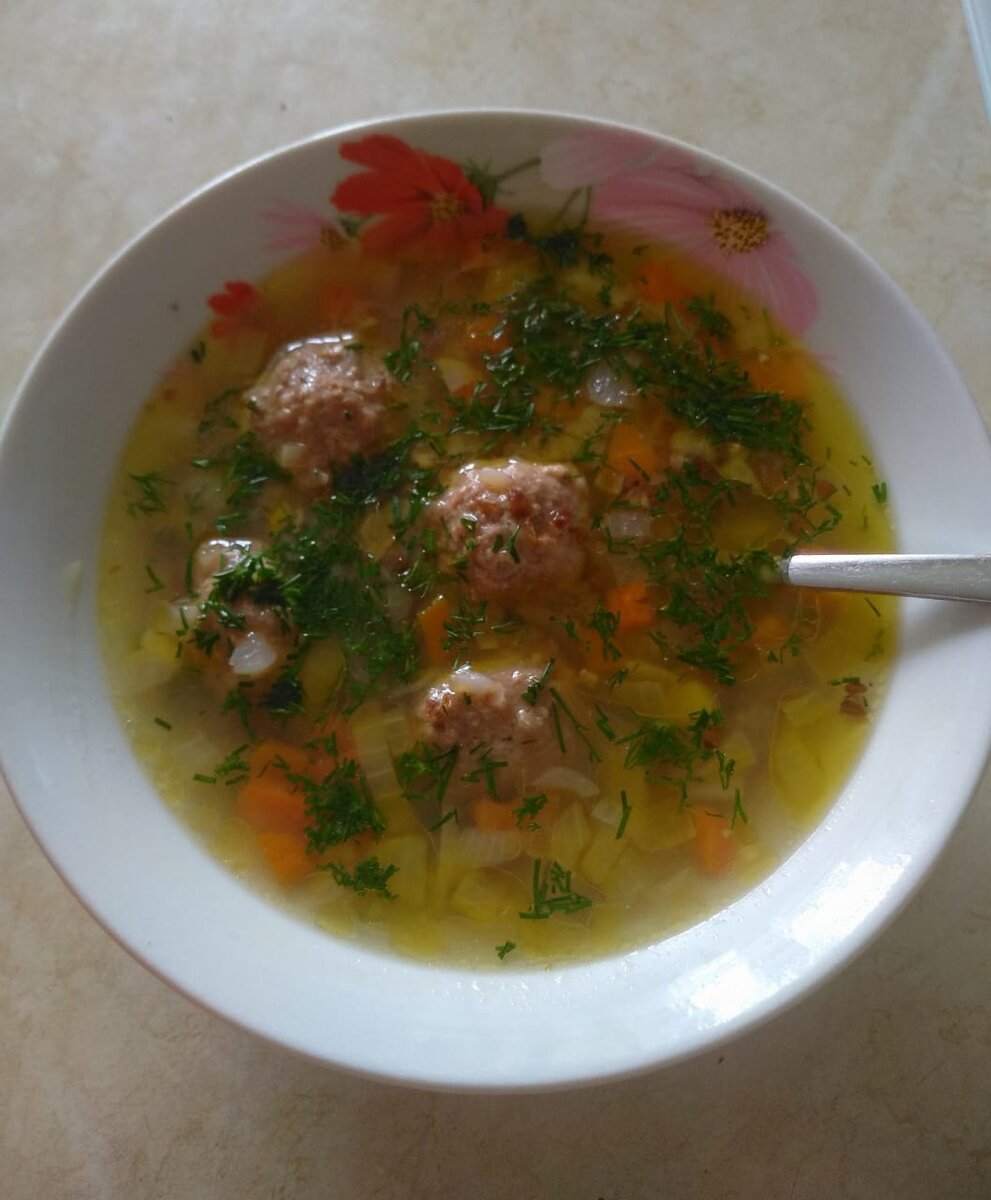 Ароматный и вкусный гречневый суп с мясными фрикадельками.