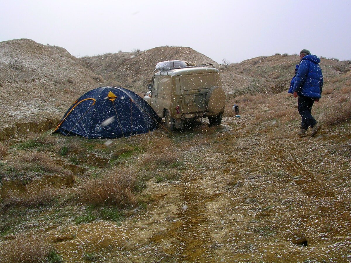 Западный Казахстан . 5 апреля.пошел снег, холодно. 