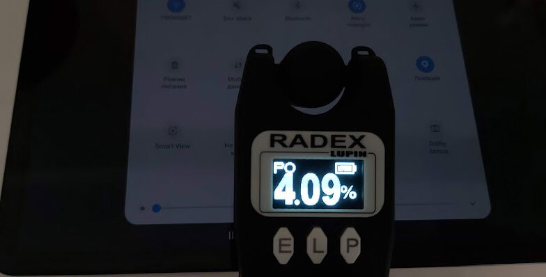 Даже на минимальной яркости пульсации меньше 4%. Это, например, уровень колебания яркости лампы накаливания в сети переменного тока.