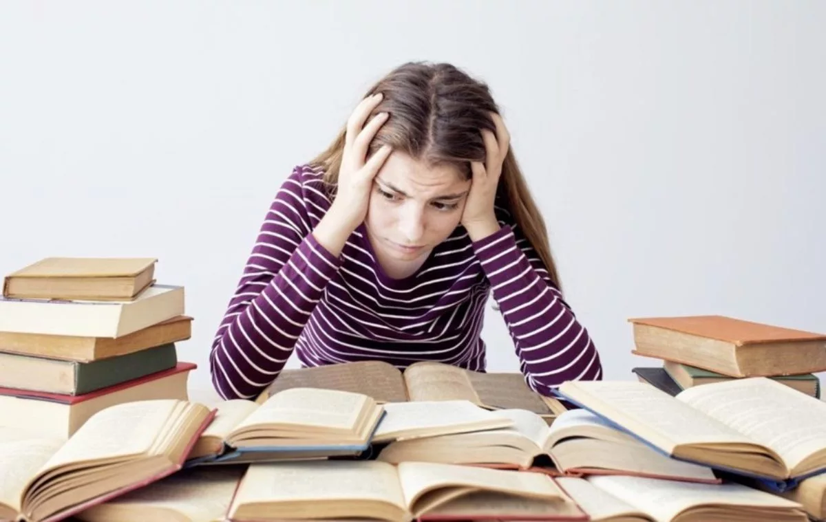 Чтение в жизни подростка. Стресс у студентов. Грустный студент. Стресс на учебе. Подростки готовятся к экзаменам.