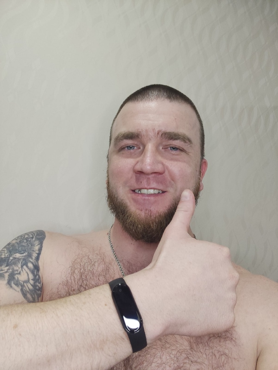 Давненько я хотел себе фитнес браслет. Сам не знаю для чего он мне был нужен но просто хотелось, узнать что да как, ведь у нас в городе у каждого второго есть...

Жена конечно замечала мои разговоры об этом , и понимала что хочется мне его купить. Она решилась подарить мне его на день рождения!

Радости не было предела, особенно когда я погрузился в его функционал. Работа у меня связана с интенсивным передвижением. Туту я и поразился, сколько шагов я делаю в день, какое расстояние прохожу, так же очень удобно когда телефон в кармане на часах всегда можно посмотреть кто звонит тебе, или вдруг не услышал , то часы тебе подскажут. 

Вывод какой. Подарком я остался очень доволен. И вам советую приобрести такое приспособление. Жена заказывала его с Али экспресс, если интересно ссылку оставлю под фото ниже. Там и дешевле заказать и пришло быстро!