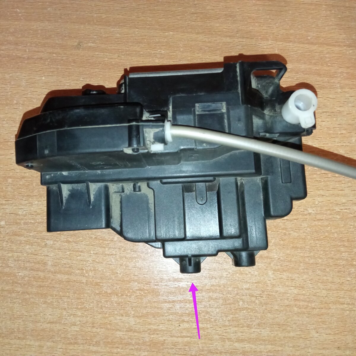 Через это отверстие. 