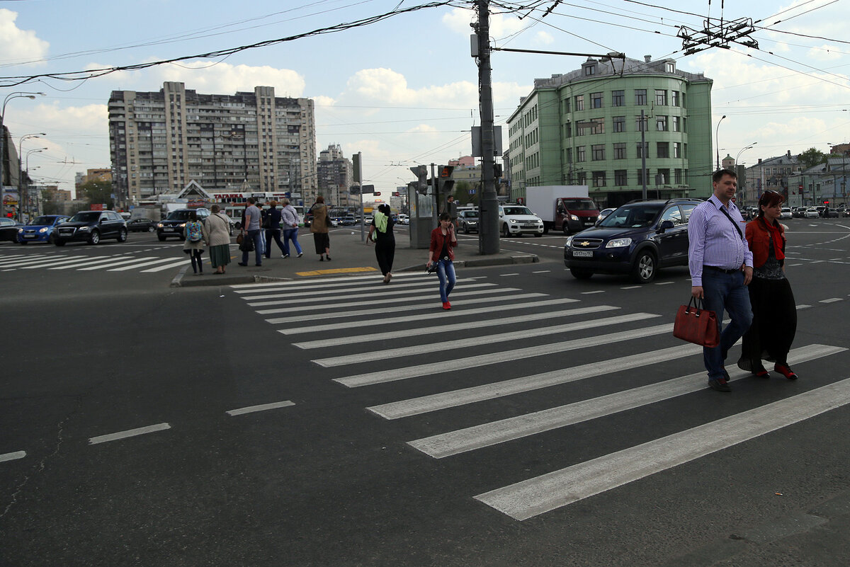 Камера на пешехода. Пешеходы в Москве. Непропуск пешехода. Непропуск пешехода на пешеходном переходе. Штраф за пешеходный переход.