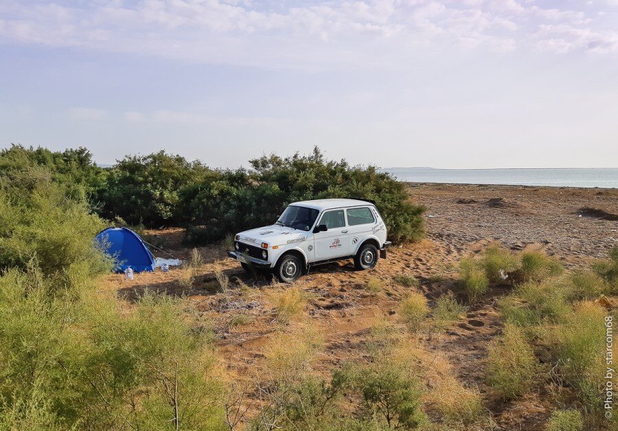 На фото хорошо видны следы от моей попытки выехать на песок. А всего-то надо было кусты объехать, но с поворотом вообще без шансов. Может быть сказывалось то, что машина была под завязку загружена дешевым казахским 95-м бензином из-за которого нас не хотели впускать в Азербайджан, плюс запас воды?