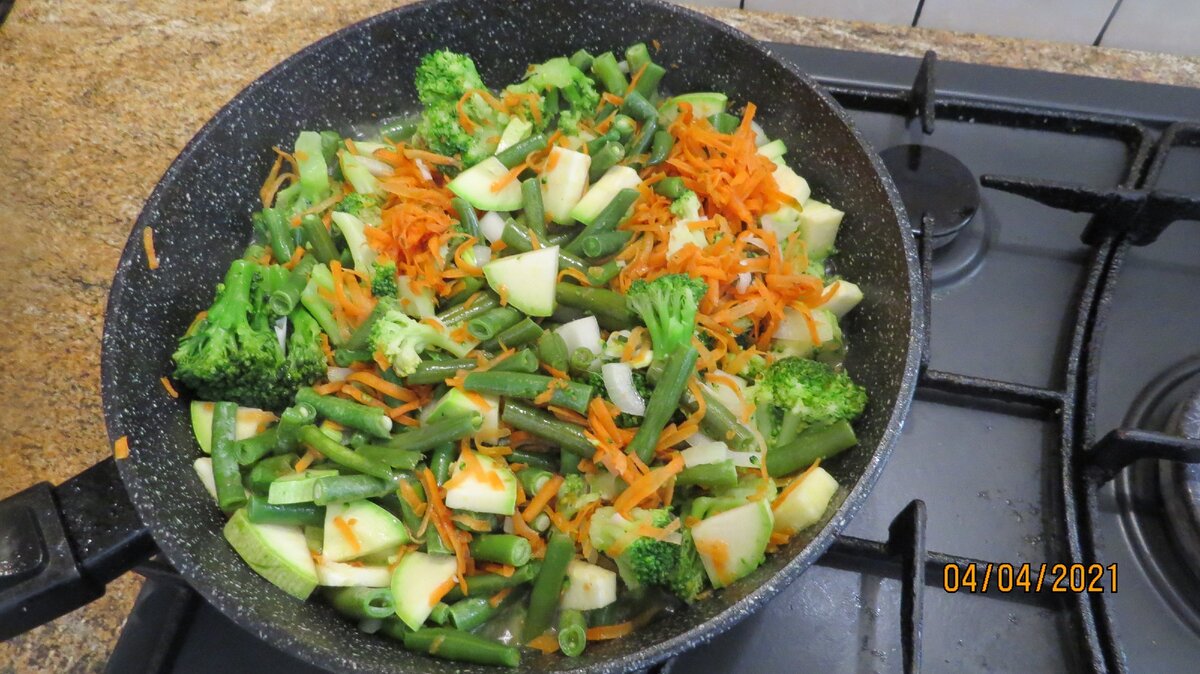 Тушу овощи без масла, на непригораемой сковороде, почти не солю, немного перца сыплю для вкуса.