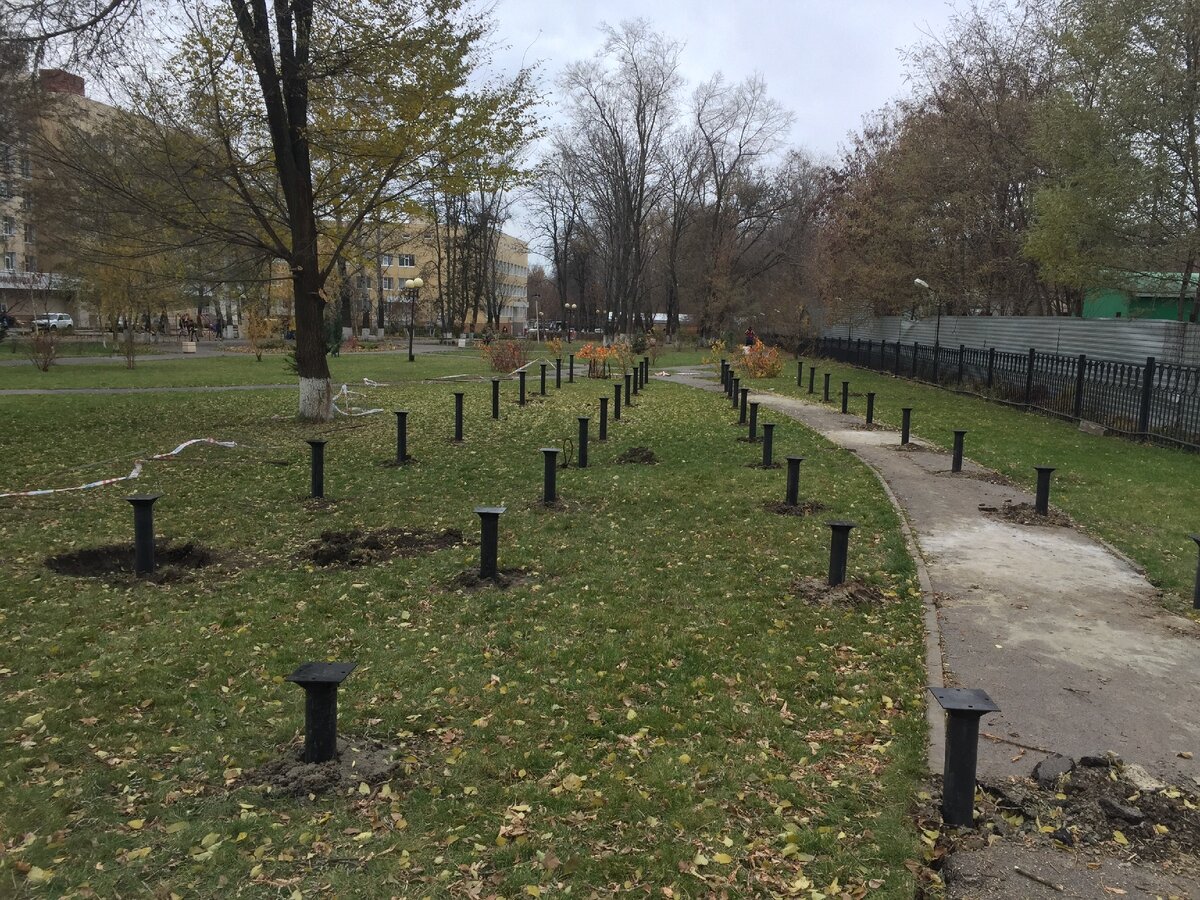 Винтовые сваи. Высота свай может регулироваться в зависимости от предпочтений и необходимости.