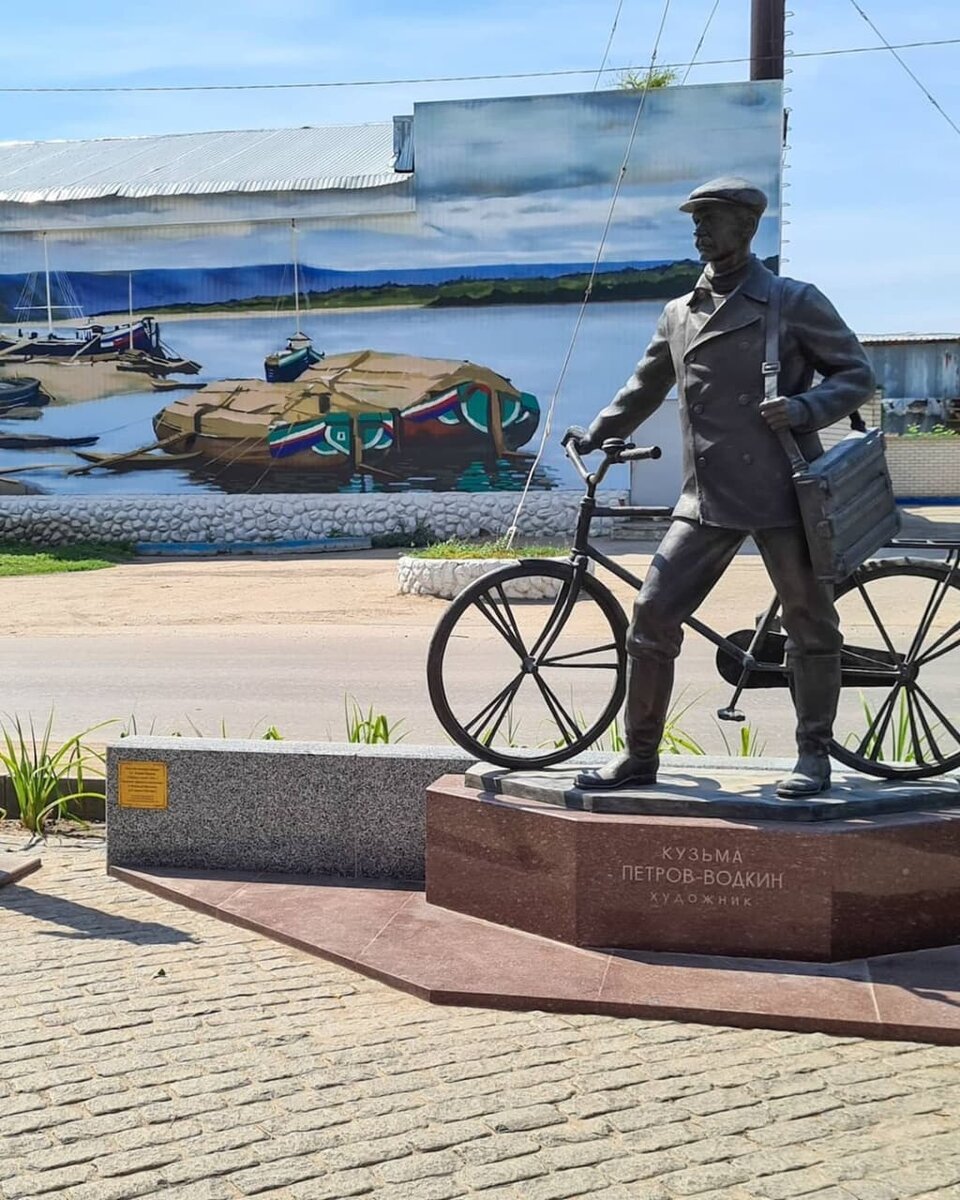 памятник, посвященный велопробегу