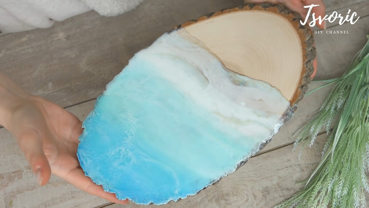 Кадр из мастер-класса "Впервые работаю с эпоксидной смолой / МОРЕ на спиле дерева / DIY TSVORIC"