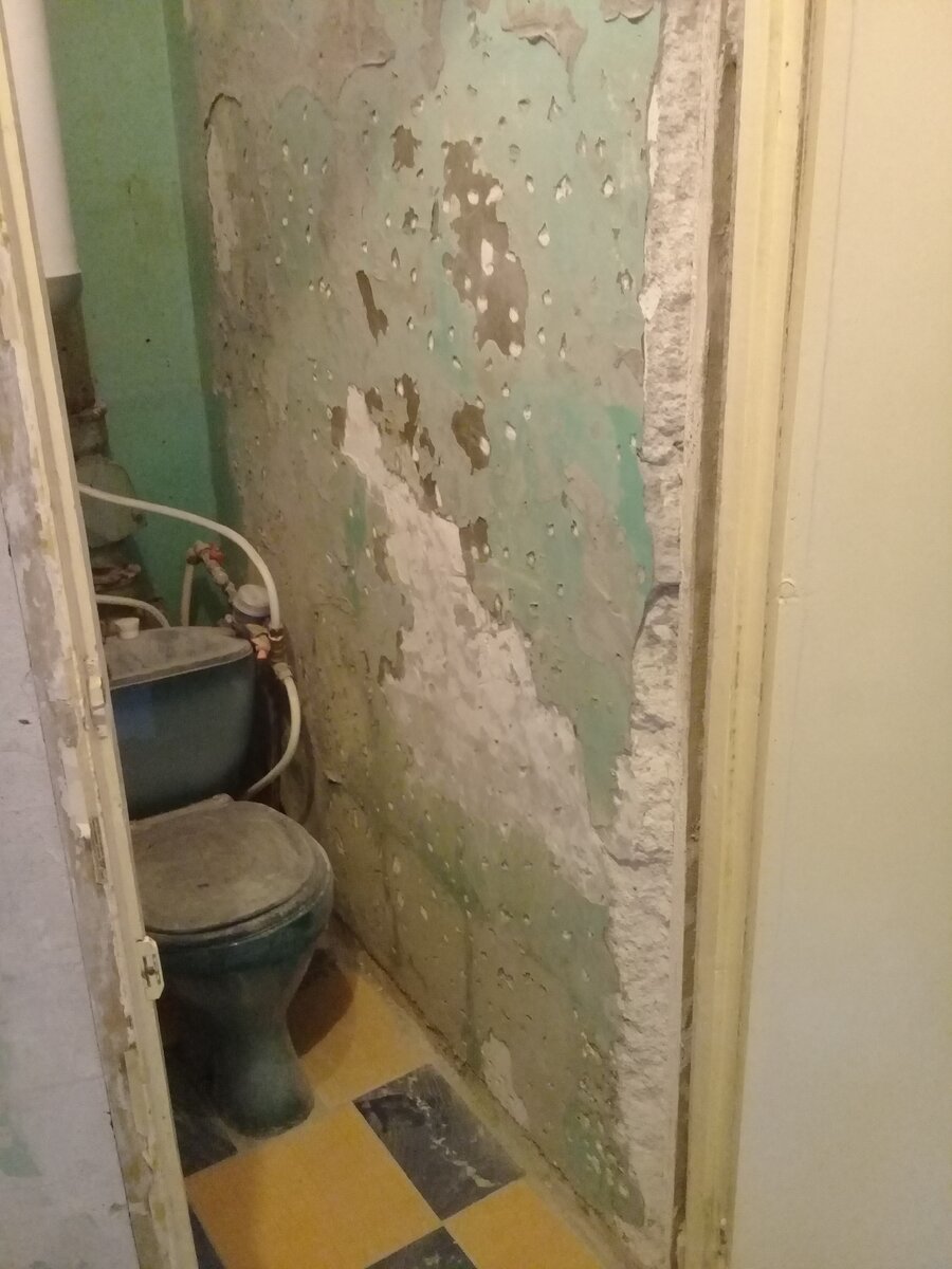 Стали сбивать старую кафельную плитку. На стенах масляная краска.