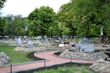 Перечислить все достопримечательности Крыма практически невозможно. Здесь так много памяток культуры, красивой архитектуры, живописных уголков природы, что всех их не удастся посетить за одно лето. В Бахчисарае работает парк миниатюр, где можно увидеть уменьшенные копии самых интересных достопримечательностей и определиться, куда стоит отправиться в следующий раз.