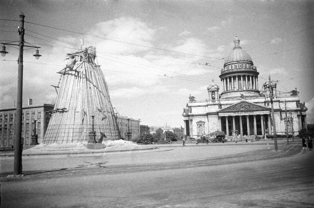 Памятник Николаю I во время блокады Ленинграда