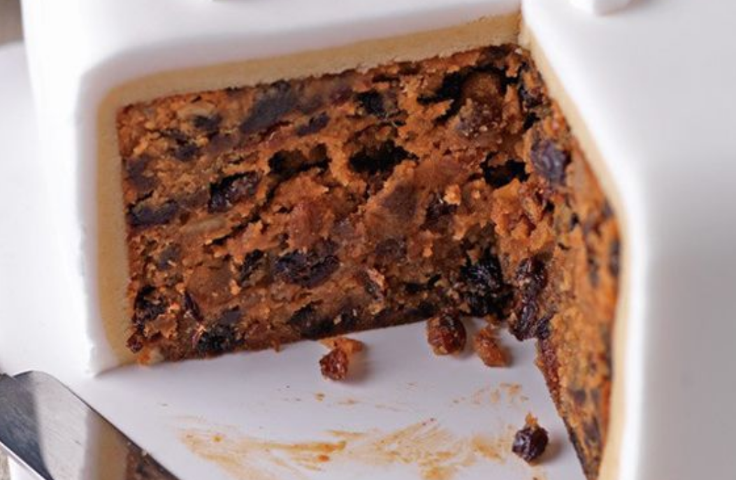 Вот так в разрезе выглядит традиционный свадебный торт. Фотография из открытого источника.