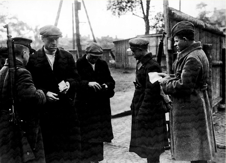Проверка документов на одной из застав Кировского района Ленинграда, 25.09.1941. Фото А.Михайлова, В.Федосеева.