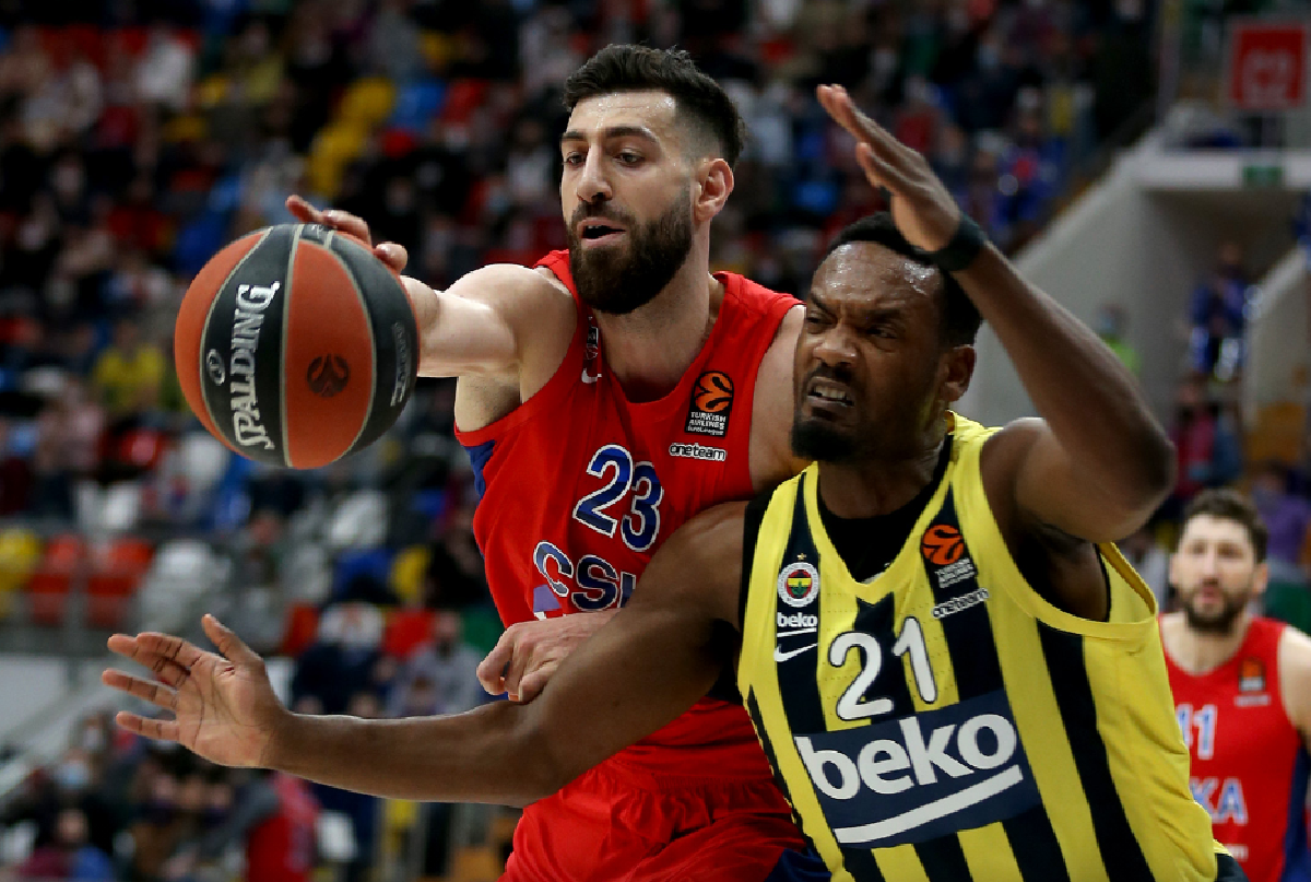 Торнике Щенгелии и другим звездам ЦСКА пора просыпаться, чтобы вновь выйти в "Финал четырех". Фото: cskabasket.com