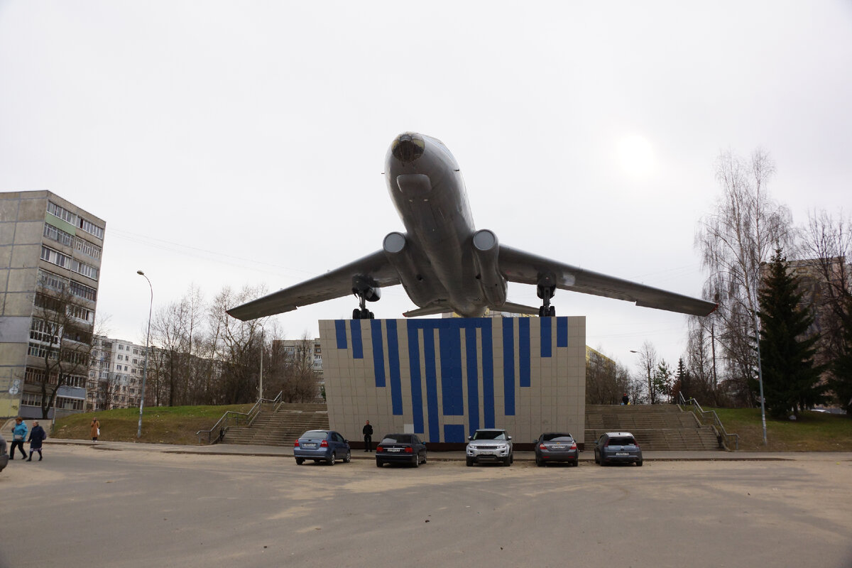 Пассажирский самолет ТУ-104А на постаменте