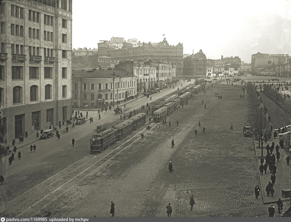 Трамваи на Театральном проезде, ближе к Лубянской площади, 1934-1935.