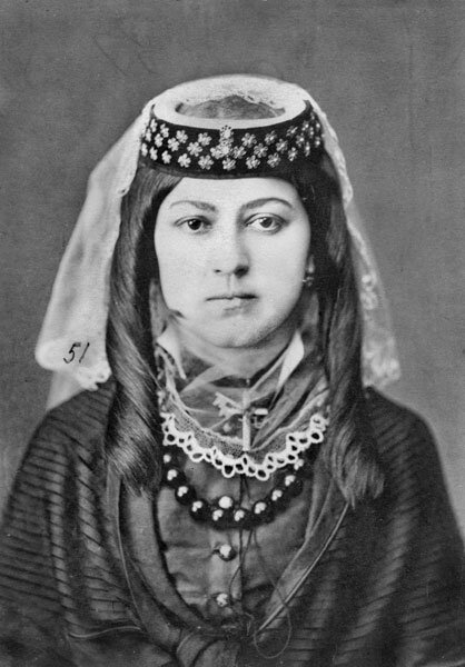 Молодая грузинка в традиционном головном уборе. 1881 г. 