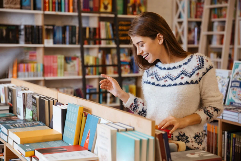 Подобрать книгу. Покупатель в книжном магазине. Продавец в книжном. Люди в книжном магазине. Продавец книжного магазина.