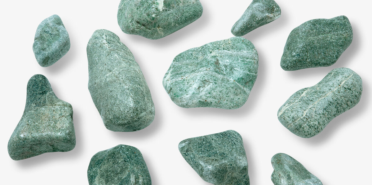 Самый дешевый сорт жадеита, стоимостью несколько долларов за килограмм - такие камни используют для наполнения печей в саунах 