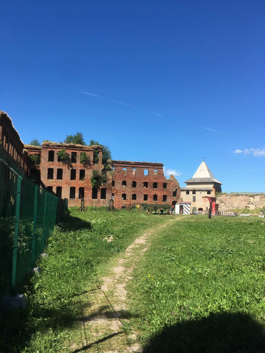 Am Wochenende kann man Sehenswürdigkeiten besichtigen. В  выходные можно осматривать достопримечательности.