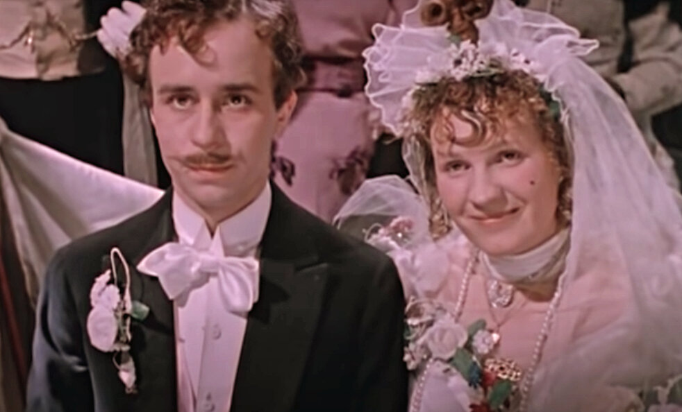 Олег Борисов и Маргарита Криницына блистательно справились с ролями. Фото: кадр фильма "За двумя зайцами" (1961)