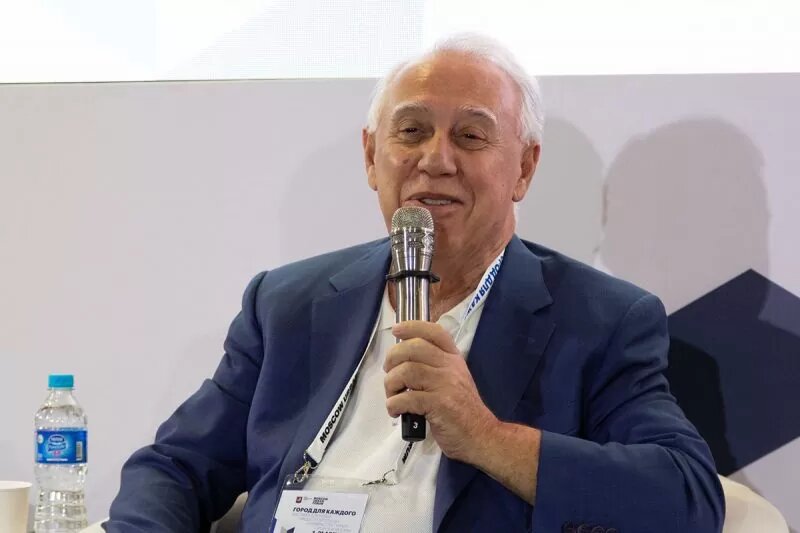 – Мы достаточно много строили жилья – это интересно, мы и дальше будем строить. Но, мне кажется, значительно более интересно строить новые заводы с новыми технологиями, с новыми амбициями. Наш экспериментальный завод модульного домостроения производит «кирпичики» размерами 15 м на 6,5 м. Чтобы эту идею воплотить в жизнь, нужно нарушить все существующие нормы в строительстве. Мы нарушаем, чтобы сделать что-то новое. Подобного завода в мире нет.