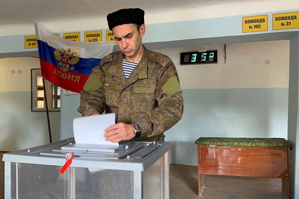     Выстроившись в очередь казаки, прошедшие все самые горячие бои на Луганщине, получают бюллетени, отходят к столикам для голосования, ставят галочку и опускают листы в прозрачную урну. Александр КОЦ