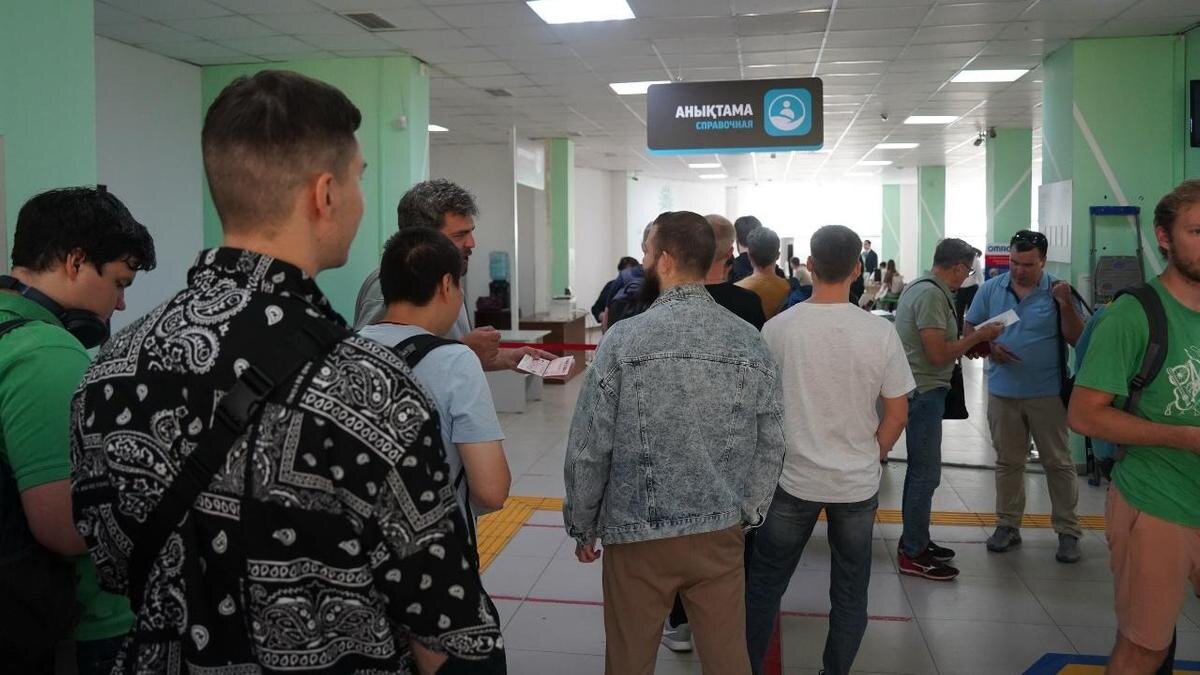    Мужчины стоят в очереди в ЦОНе:NUR.KZ / Владимир Третьяков
