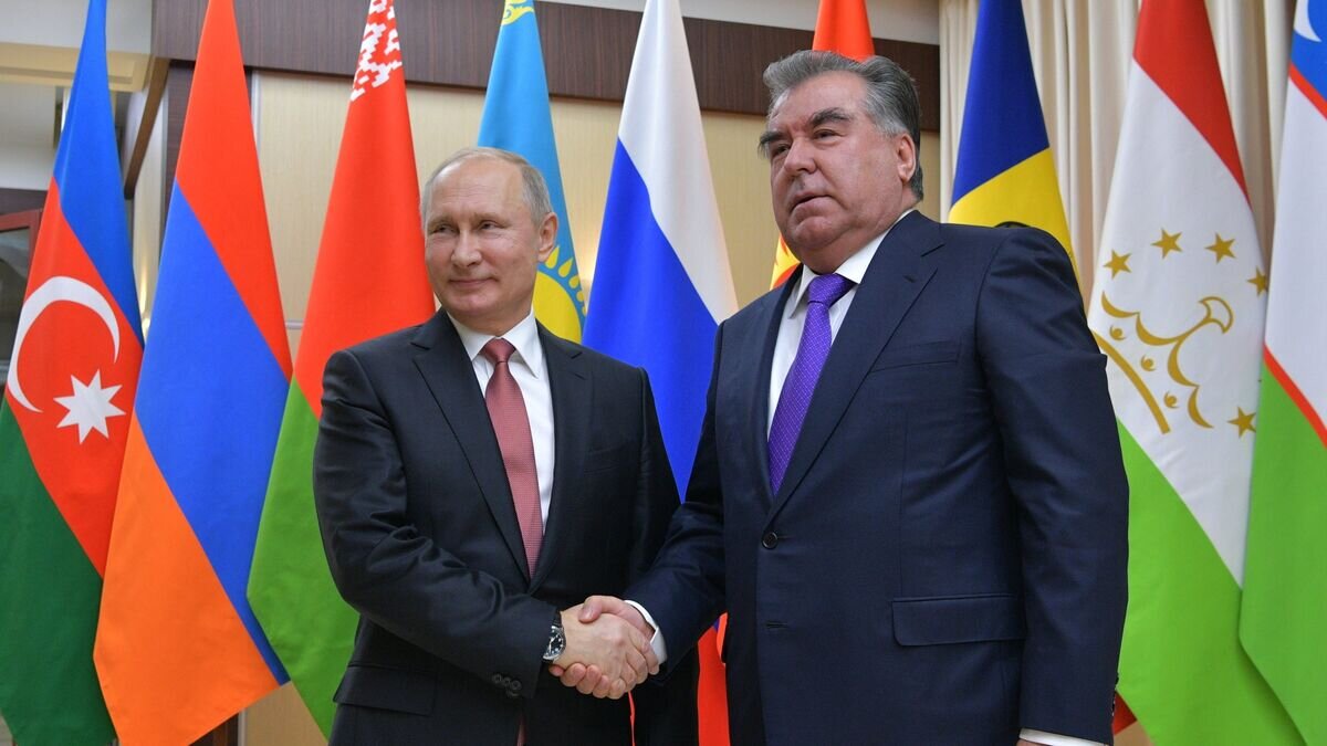    Президент РФ Владимир Путин и президент Республики Таджикистан Эмомали Рахмон перед началом неформальной встречи глав государств СНГ. 26 декабря 2017© РИА Новости / Алексей Дружинин