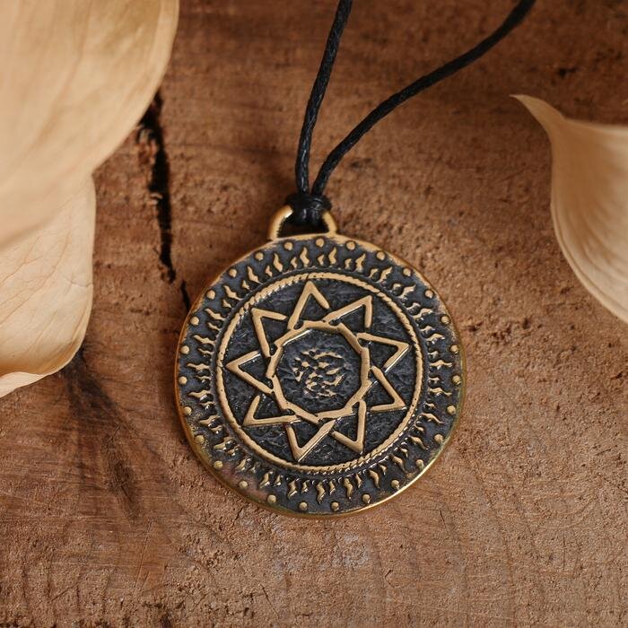 На фото: Славянский оберег «Звезда Инглии» (единство тела, души и духа)