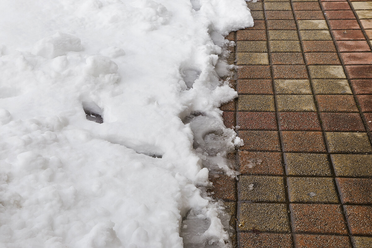 Чем посыпать лед чтобы не скользил. Картинка где посыпают дорожки зимой. Выпал снег на порог. Чем посыпать лед чтобы не скользил. Зимняя обувь для гололеда.